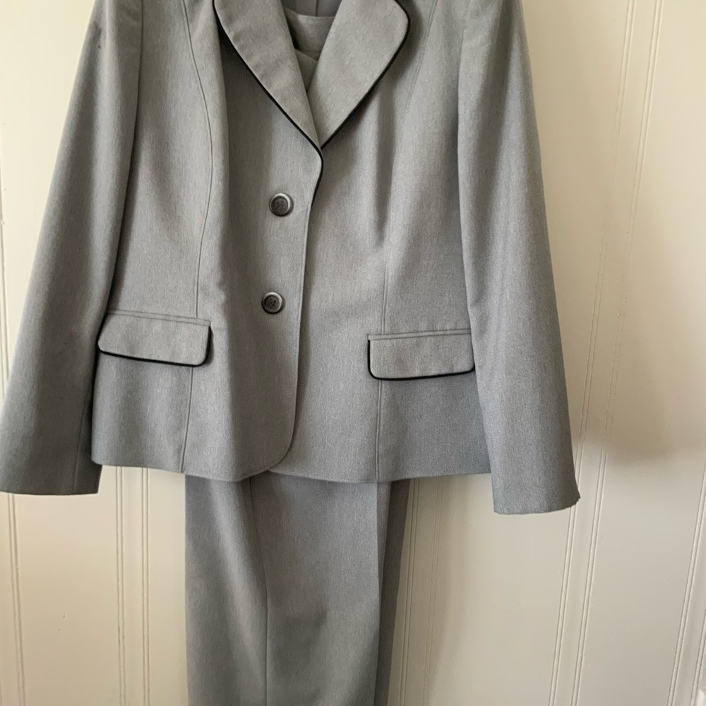 Le Suit Light Gray Women's Blazer and Pants Set